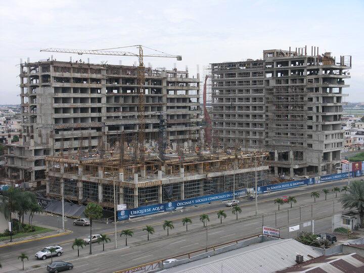 Complejo de oficinas y locales comerciales en obra en Guayaquil, con torre grúa